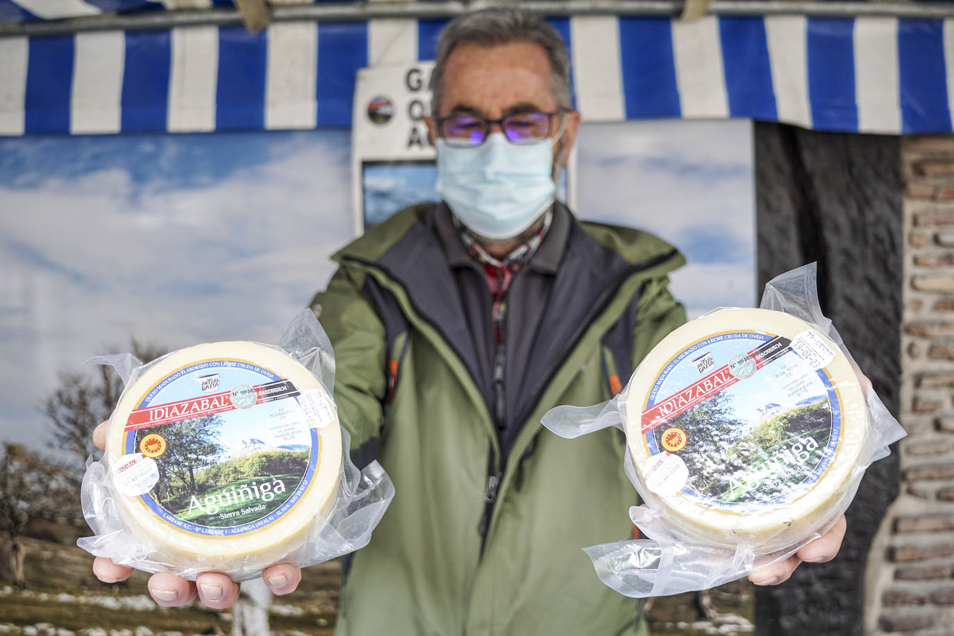 José Ramón, de la quesería de Larrabe, muestra el queso ganador.