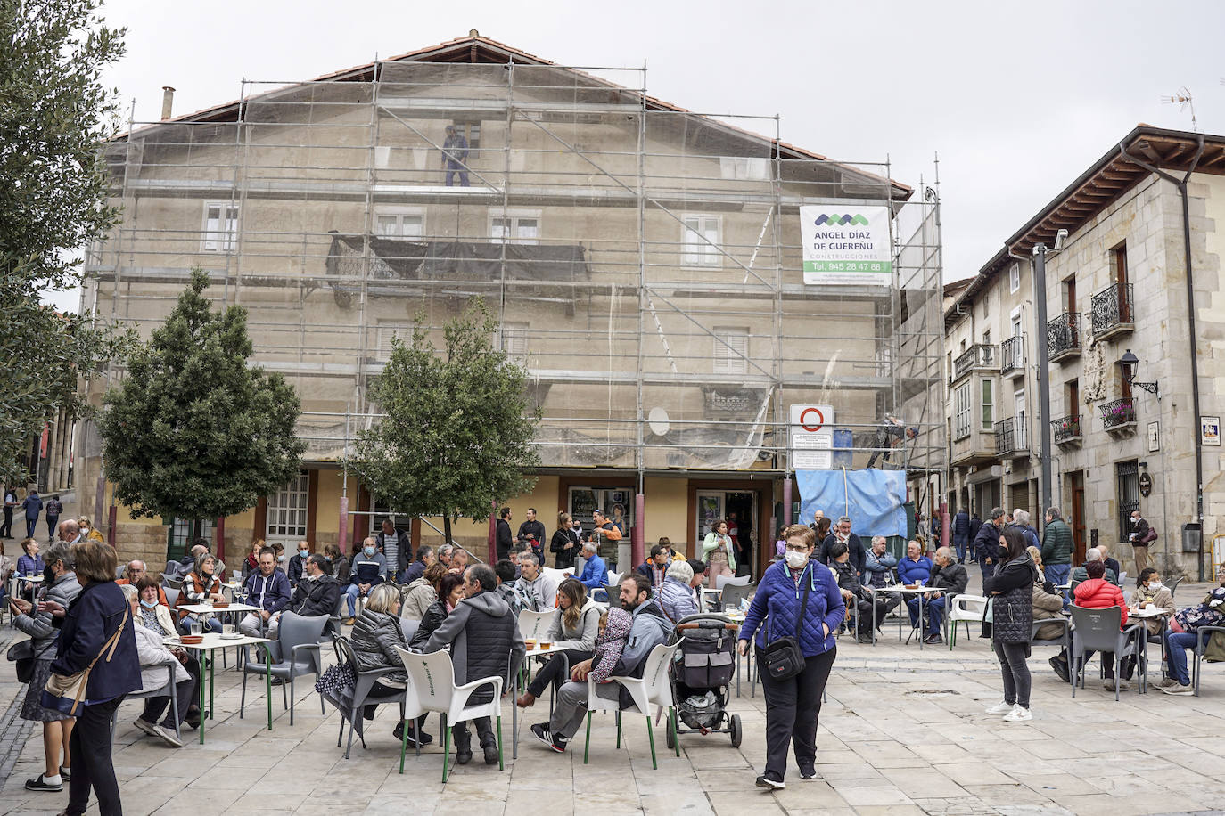 Los presentes degustan unas tapas, mientras el jurado realiza la cata. 