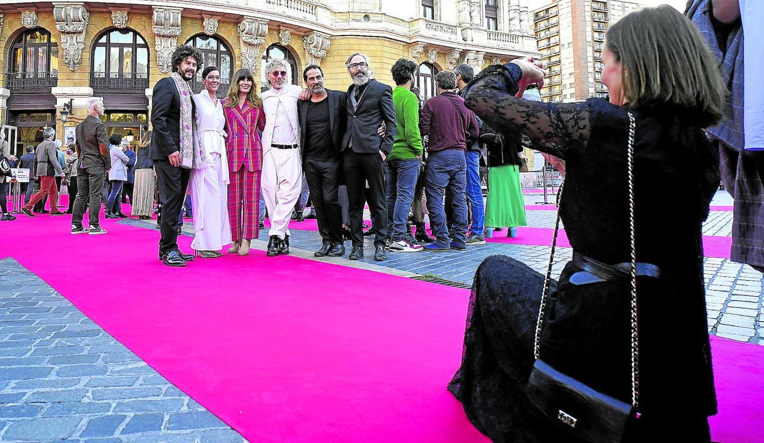 Jordi Ramiro y Juan Manuel Álvarez Puig, del grupo Elefantes posan junto a otros invitados a la gala frente al Teatro Arriaga.