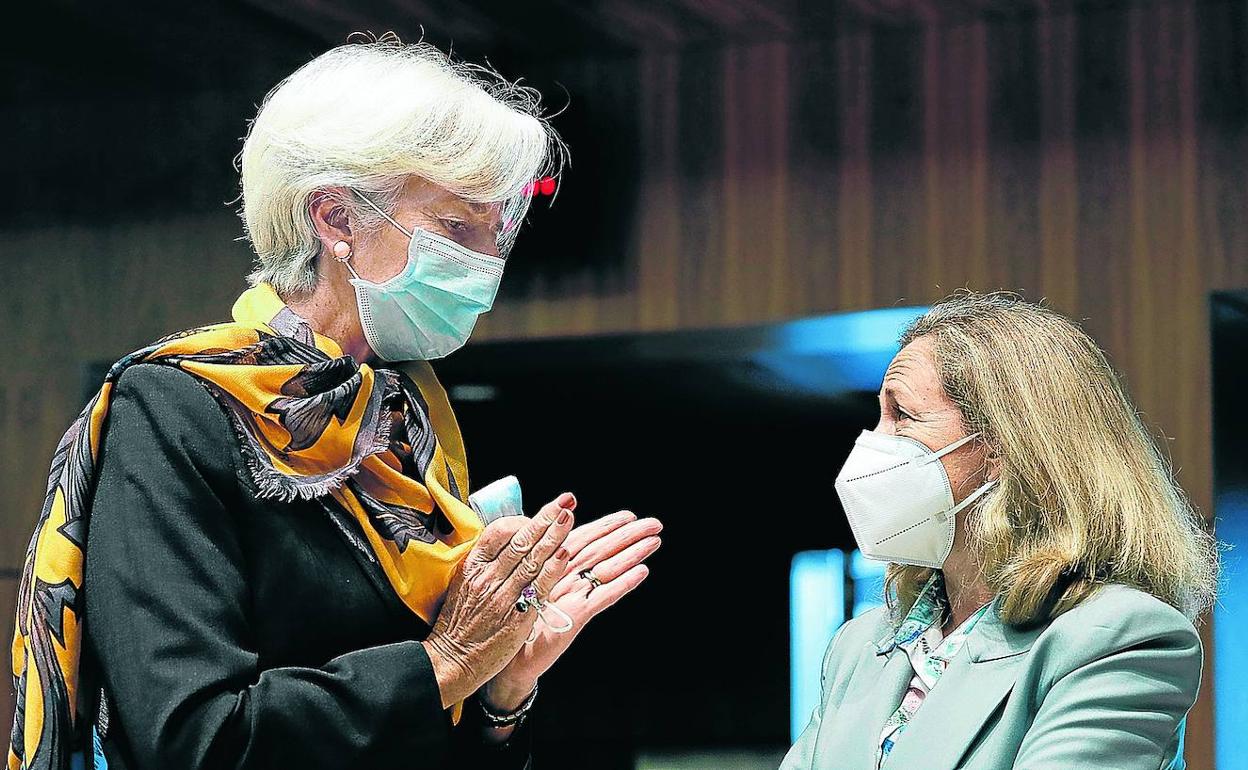 Christine Lagarde y la vicepresidenta Calviño, ayer en Luxemburgo.