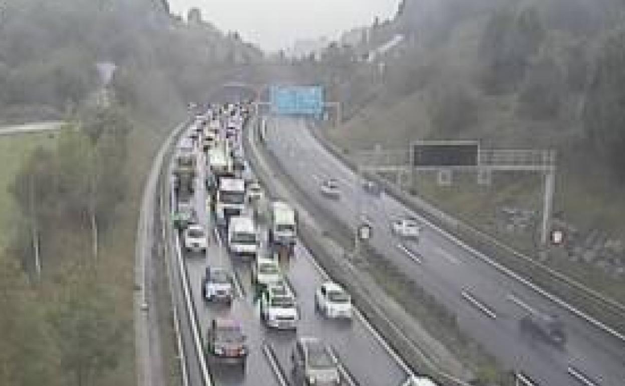 El Txorierri recupera la normalidad tras una hora con tres kilómetros de retenciones