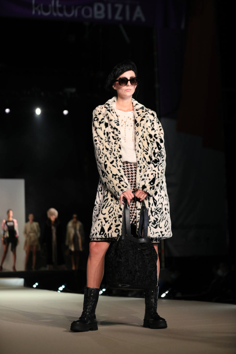 Abrigo de pelo con 'animal print' combinado con botas militares.