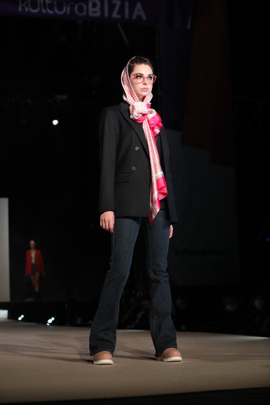 Un look 'total black' con el pañuelo a la cabeza como complemento perfecto.