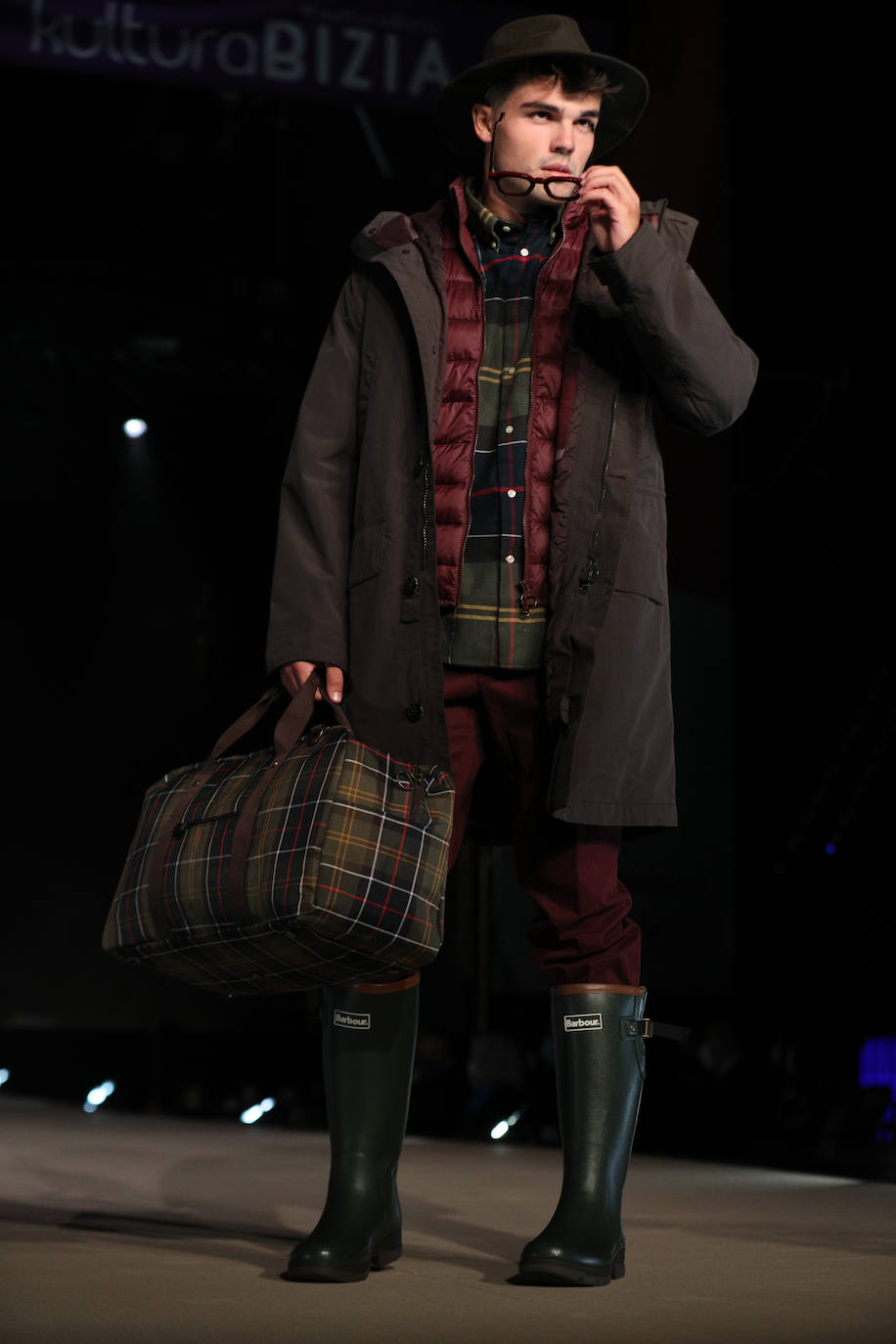 Un 'look' muy similar al anterior pero en su versión masculina.