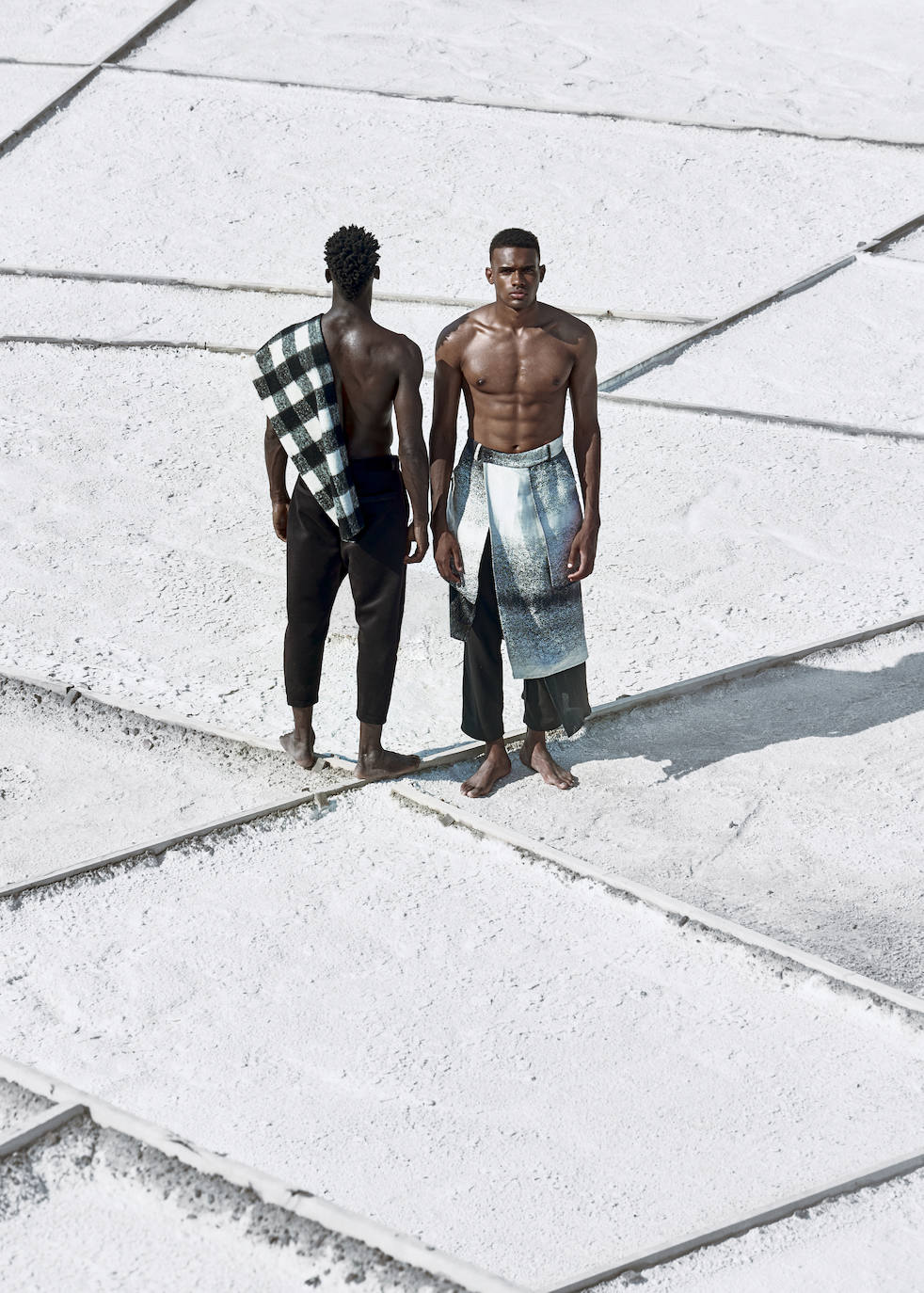 Diseño: Eñaut. Videógrafa: María Zabala. Modelos: Berly Matansio y Gilbert Kosi. Estilista: Cristina Moyano. Maquilladora: Alba Herrera. Asistente de estilismo: Ibai Lobato. Asistente de fotografía: Aingeru Carrera.