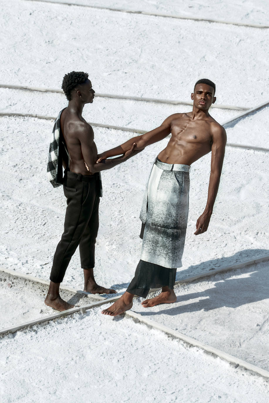 Diseño: Eñaut. Videógrafa: María Zabala. Modelos: Berly Matansio y Gilbert Kosi. Estilista: Cristina Moyano. Maquilladora: Alba Herrera. Asistente de estilismo: Ibai Lobato. Asistente de fotografía: Aingeru Carrera.