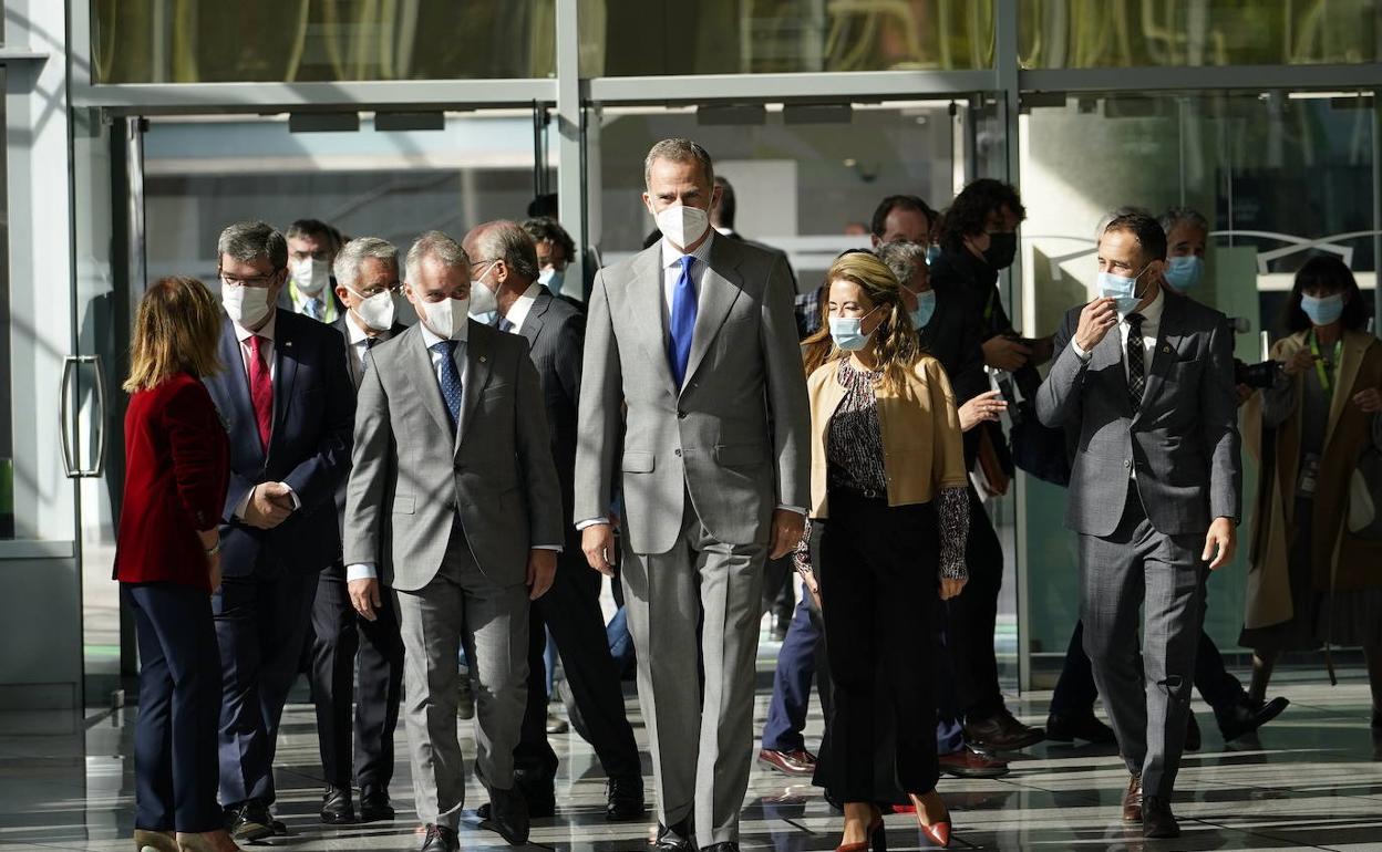 Foto de familia del Rey, acompañado por Urkullu y el resto de autoridades presentes en el SUM . 