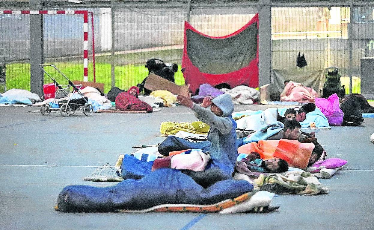 Una veintena de personas sin hogar dormían ayer en la cancha deportiva cubierta del barrio de Atxuri.