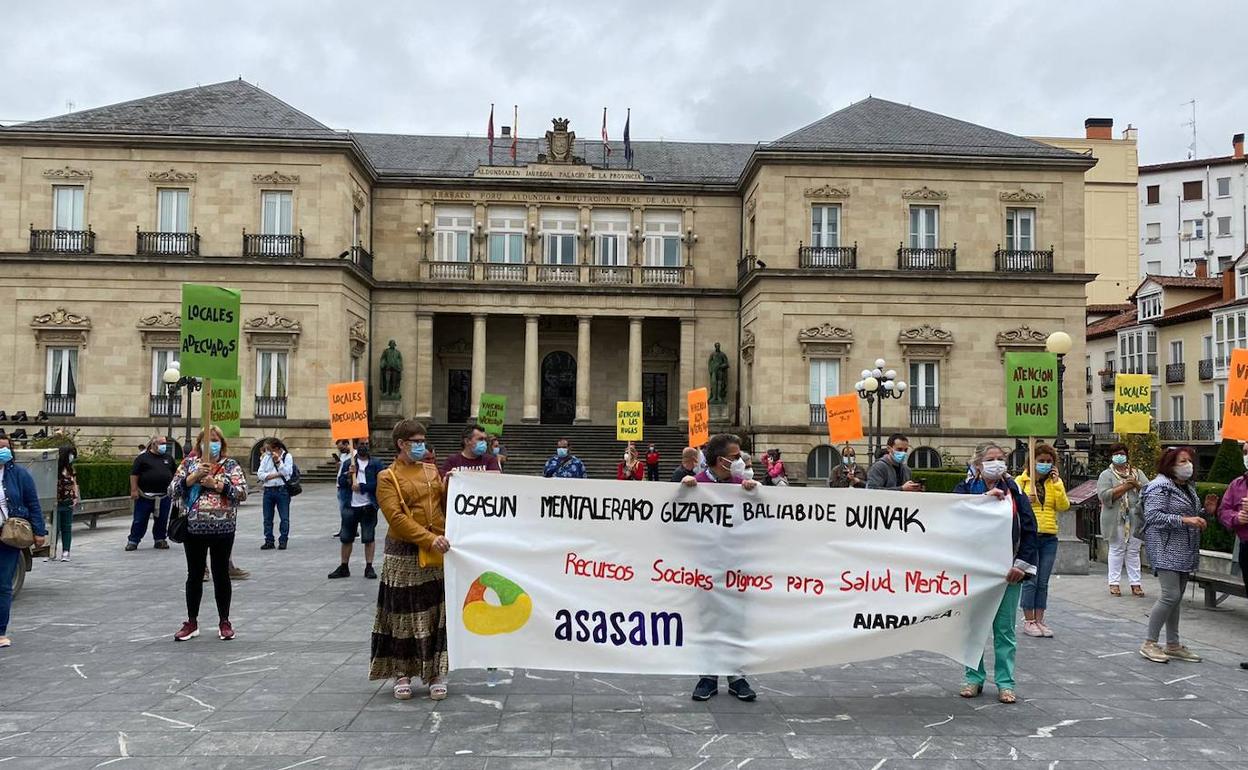 Miembros de Asasam protestan ante la Diputación, donde pidieron una vivienda en Ayala. 
