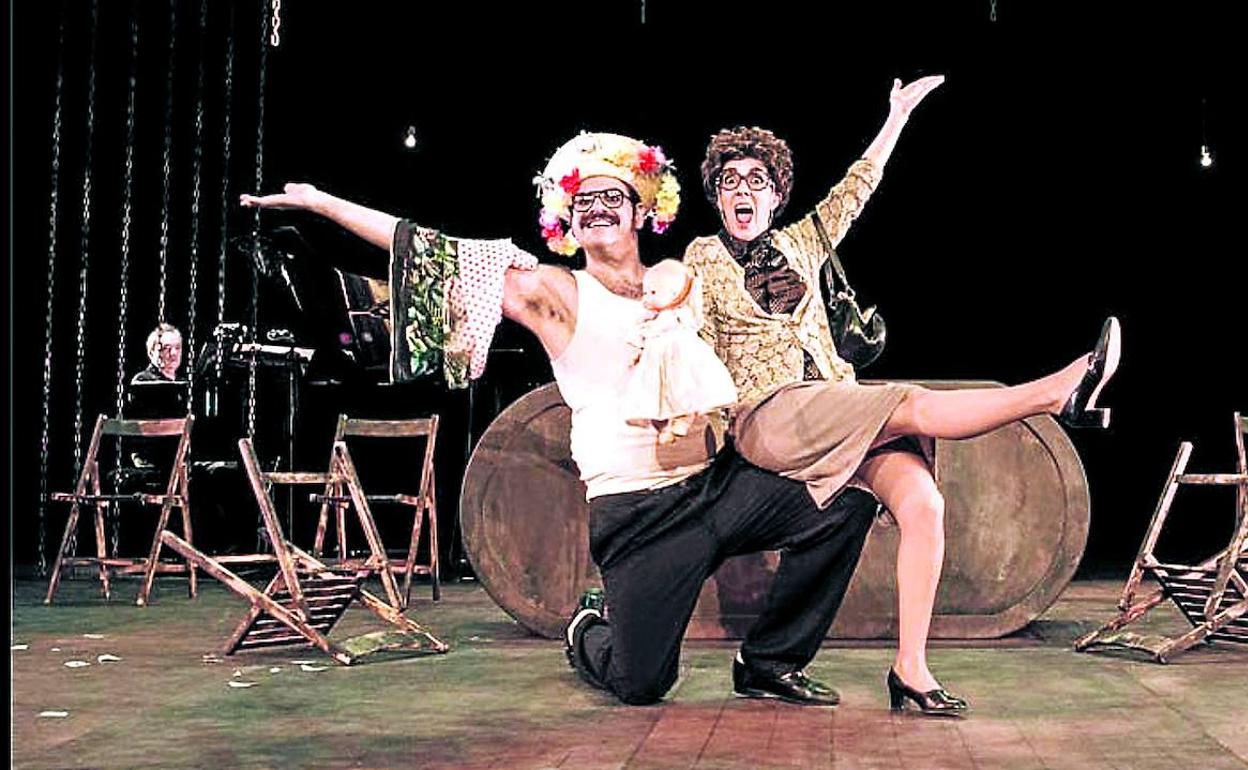 Carmen Barrantes y Jorge Usón, con el pianista Néstor Ballesteros, en una escena del musical que se representa hoy en el Arriaga. 