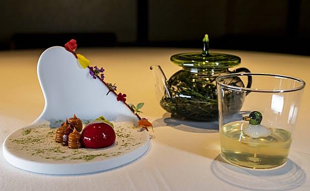 Pradera (tomate de Miranda en texturas, con su agua servida en vaso con pato). 