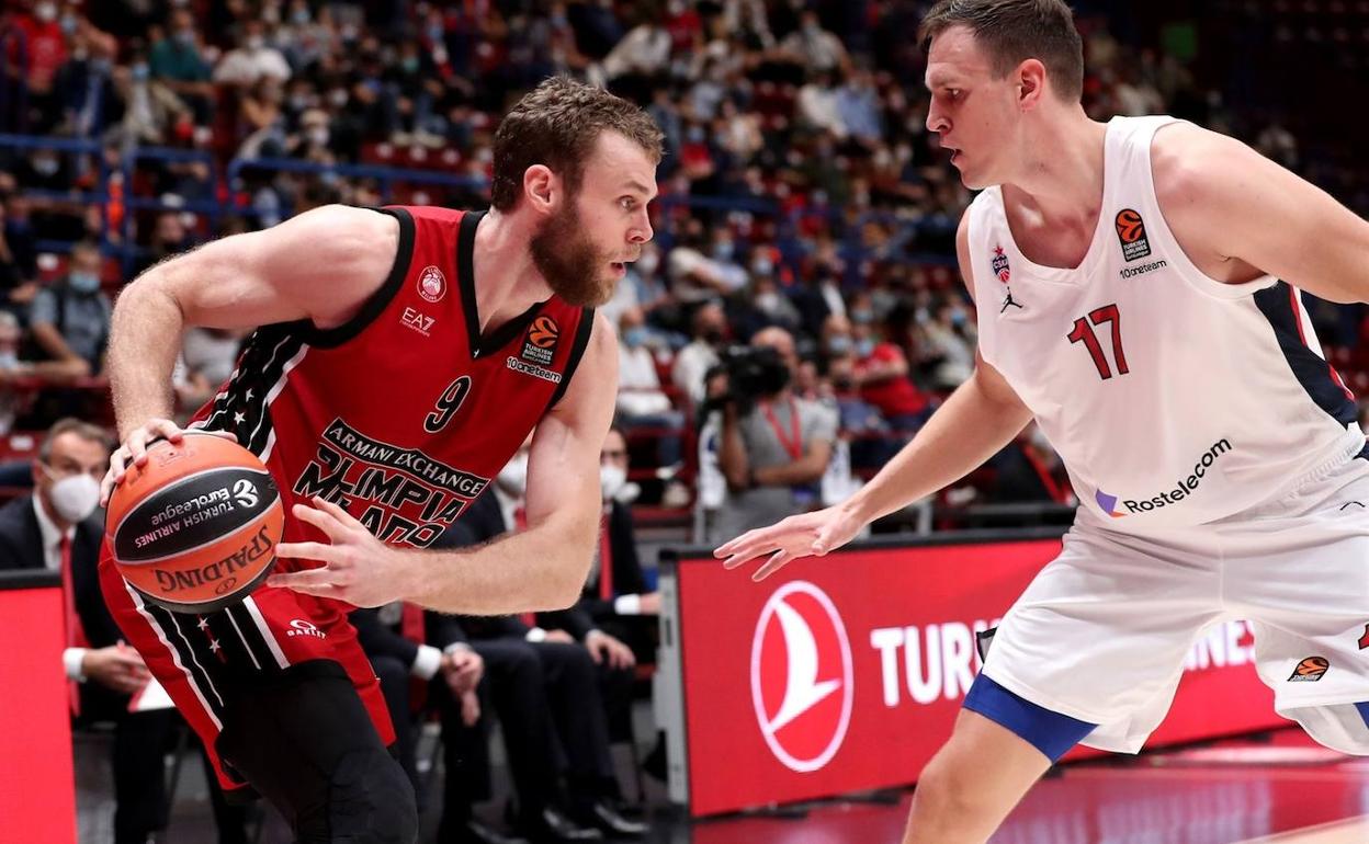 Melli, defendido por Voigtmann, firmó 15 puntos y 6 rebotes en su estreno victorioso ante el CSKA