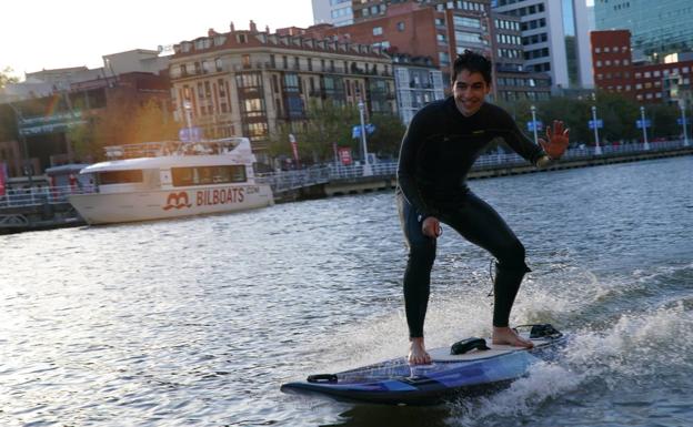 Las evoluciones de un surfista con una tabla eléctrica en la ría sorprenden a los bilbaínos