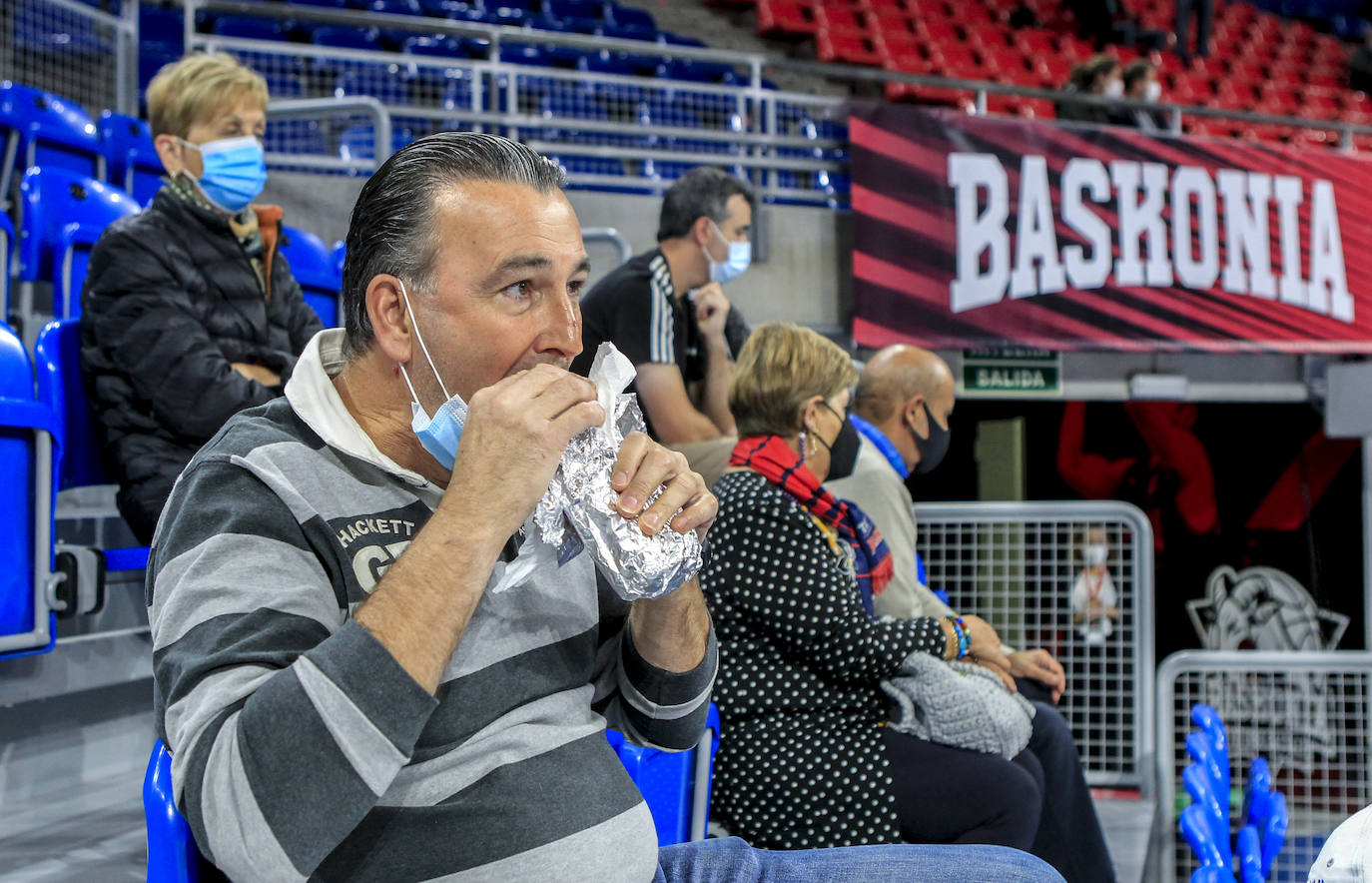 Fotos: Ambientazo en el Buesa en el regreso de la Euroliga con público