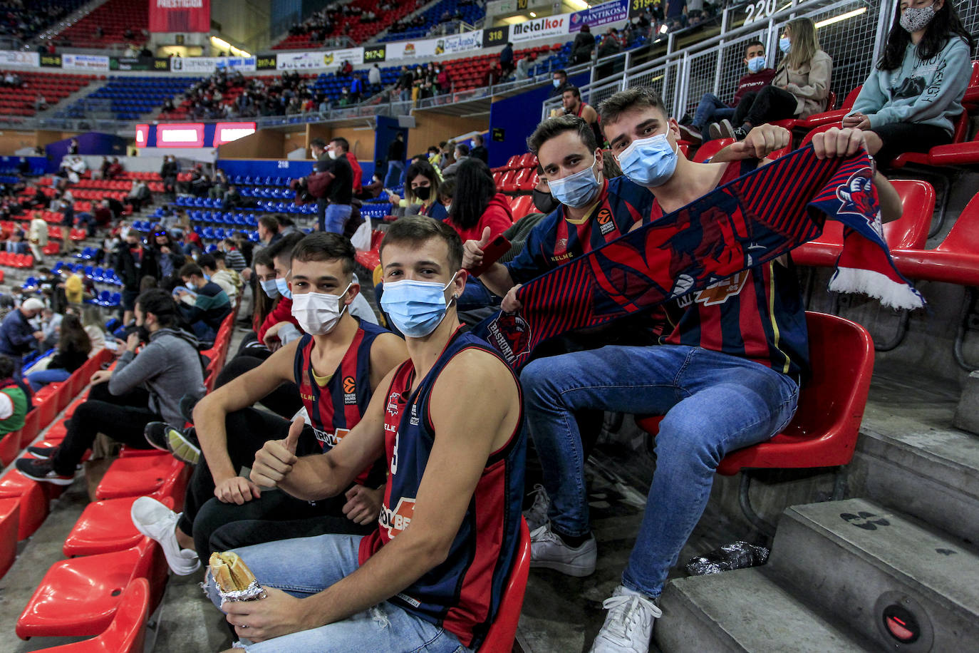 Fotos: Ambientazo en el Buesa en el regreso de la Euroliga con público