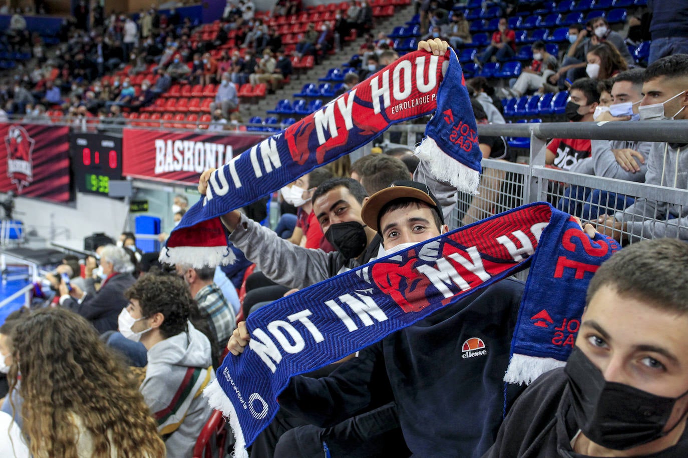 Fotos: Ambientazo en el Buesa en el regreso de la Euroliga con público