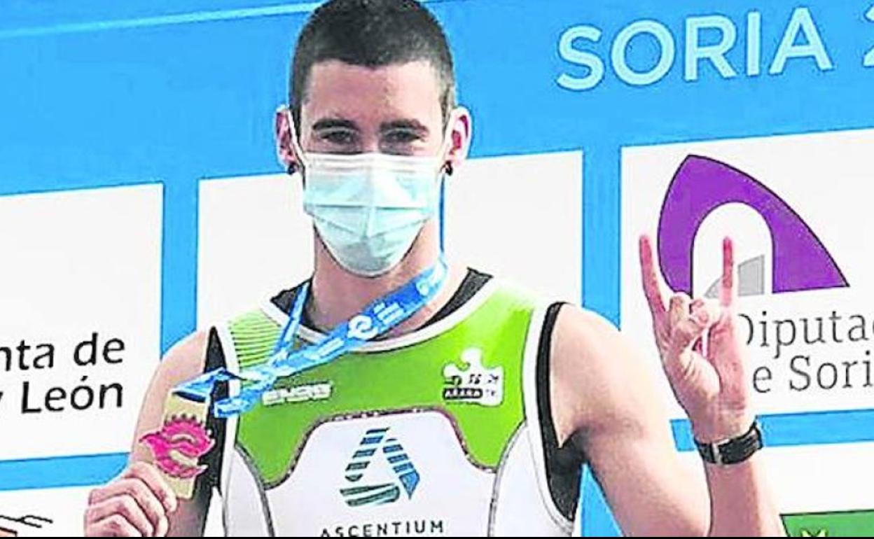 Herrán celebra en el podio de Soria su primer puesto 