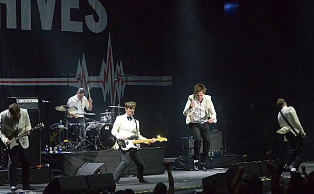 The Hives con su saltarín cantante y entretenedor.