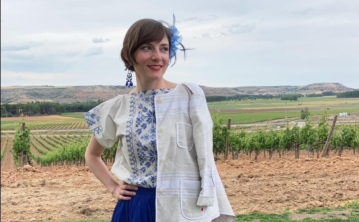 El look de invitada perfecta de Oihane Pardo con kaikus de la colección de Amarenak en una boda en Valladolid.