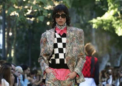 Imagen secundaria 1 - Imágenes del desfile de Palomo Spain. 