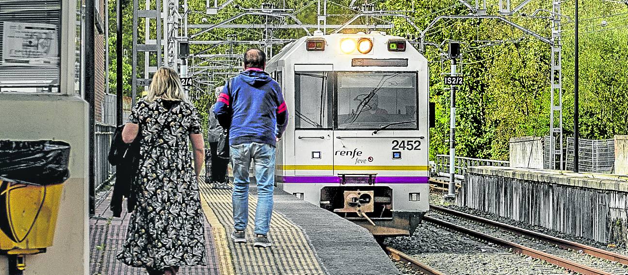El tren de las 14.43 horas entra en la estación de Carranza con varios minutos de retraso.