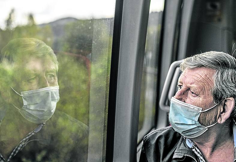 «Si tuviera que ir a trabajar, cogería el autobús», dice Andrés Santamaría. 