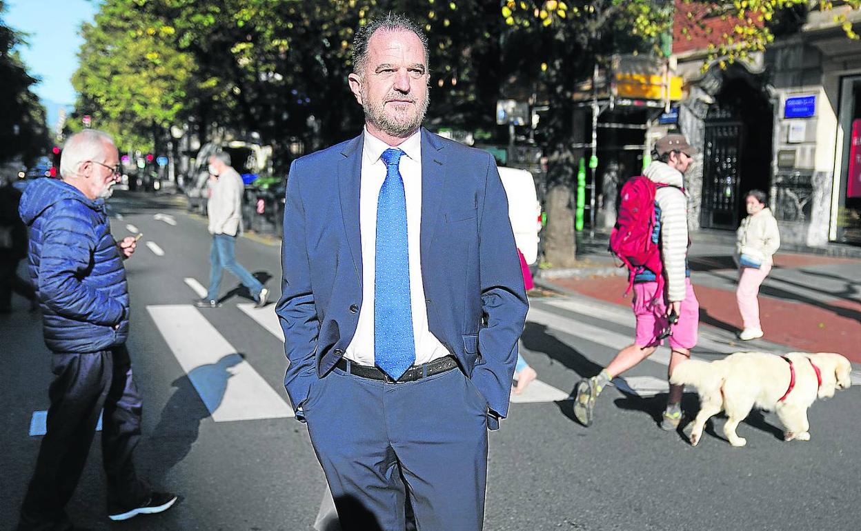 El presidente de los populares vascos, fotografiado ayer en un paso de cebra de la Gran Vía de Bilbao minutos antes de atender la entrevista. 