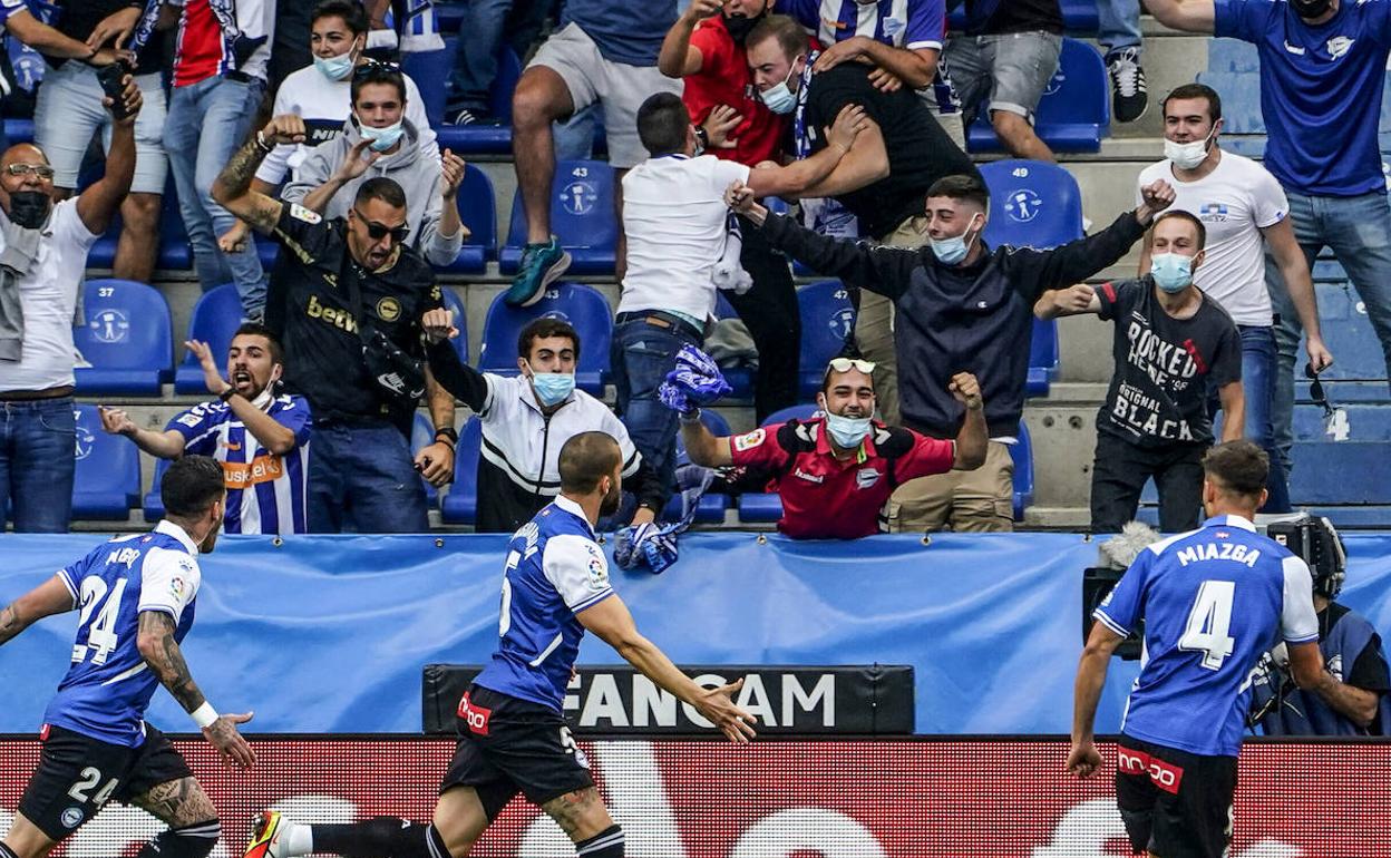 La afición albiazul celebra el tanto de Laguardia, el último logrado en Mendizorroza hasta ahora. 