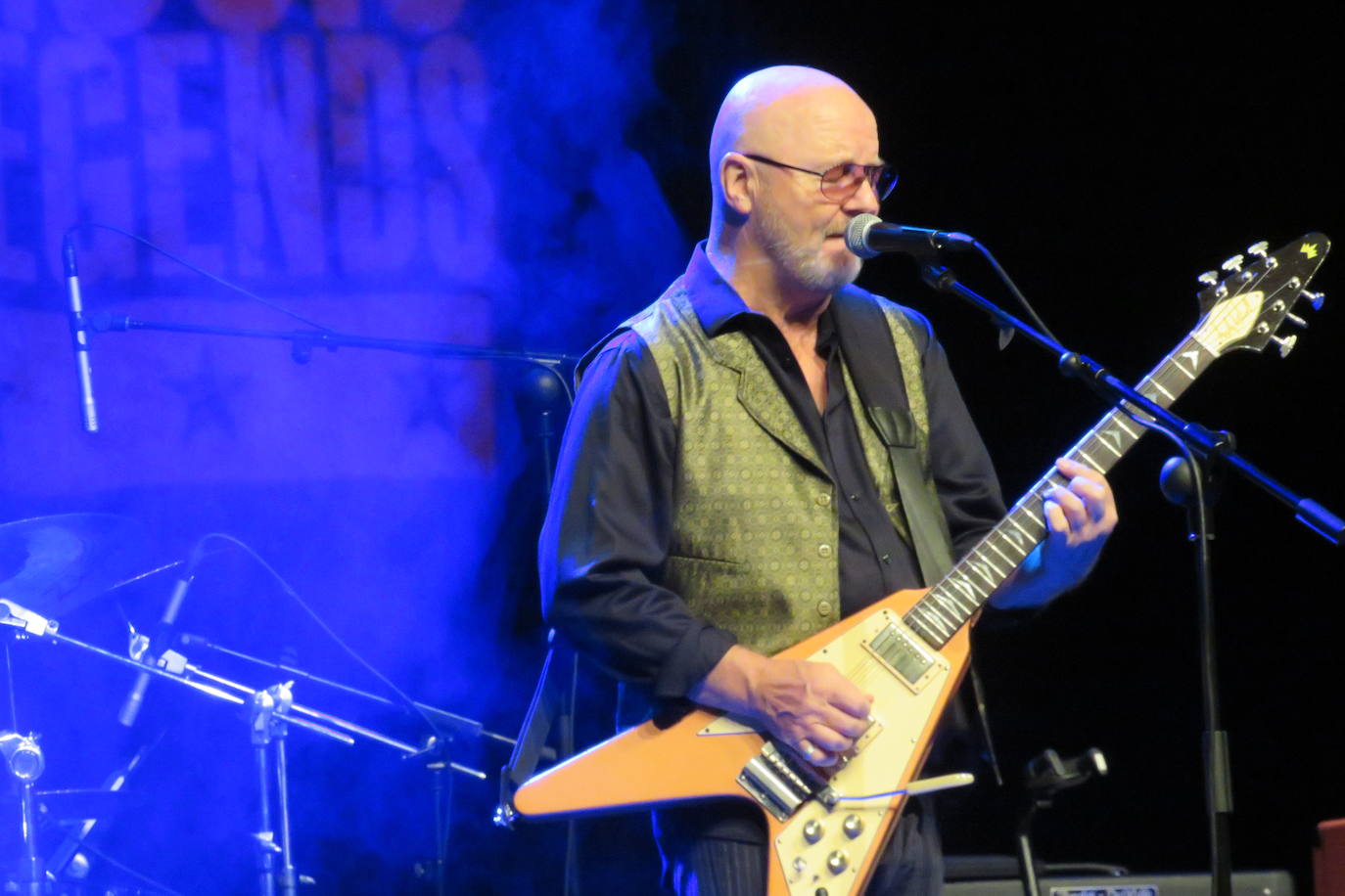 Andy Powell con su guitarra Gibson Flying V.