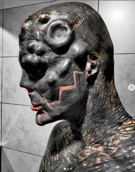 Fotos: The Black Alien hace turismo en Bizkaia