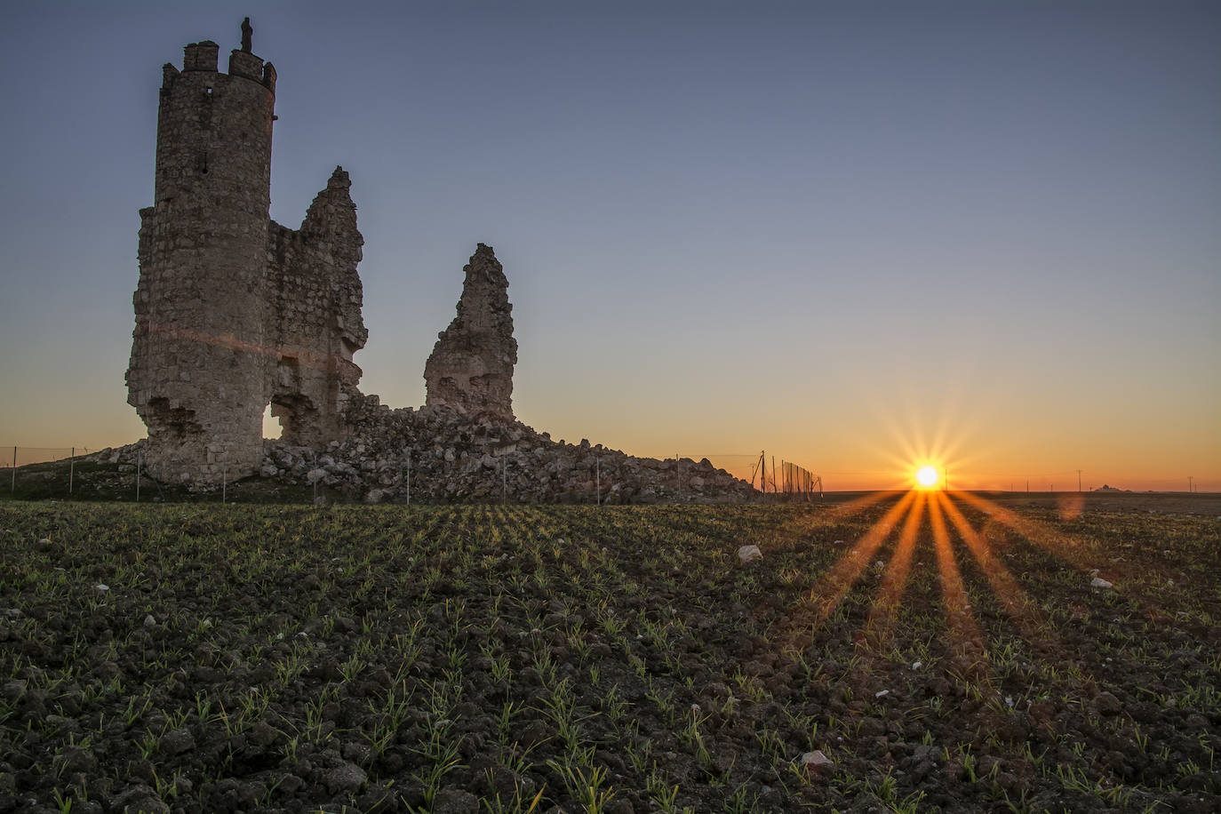 Caudilla, Toledo. Quedó deshabitado tras la Guerra Civil y hoy es un conjunto de ruinas. Algunas son muy espectaculares, como esta de la imagen, en la que se ven las del castillo de Rivadeneyra, construido en el siglo XV y que se vino abajo en 1999. Es de gestión privada.