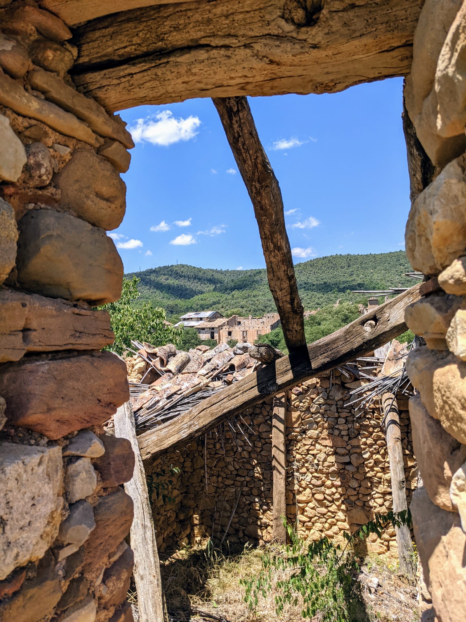 Finestres, Huesca. Está en la comarca de Ribargoza y es una ubicación perfecta para hacer una excursión. Quedó deshabitado tras la construcción del embalse de Canelles en 1960. Es famoso por estar cerca de la Muralla China de Huesca, una barrera natural de roca caliza formada por dos crestas verticales y paralelas.