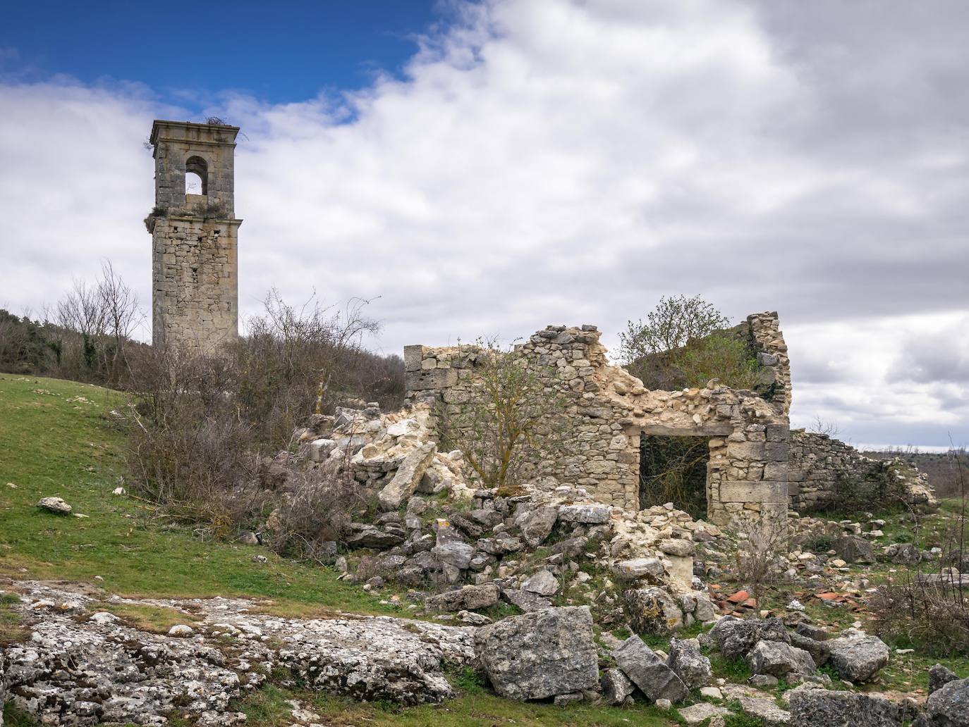 Ochate. Está en el condado de Treviño y algunos lo llaman el pueblo maldito porque, aseguran, en sus tierras han tenido lugar sucesos paranormales. El poblado quedó deshabitado a principios del siglo XX y no hay una carretera asfaltada que dé acceso a él, solo una pista. 