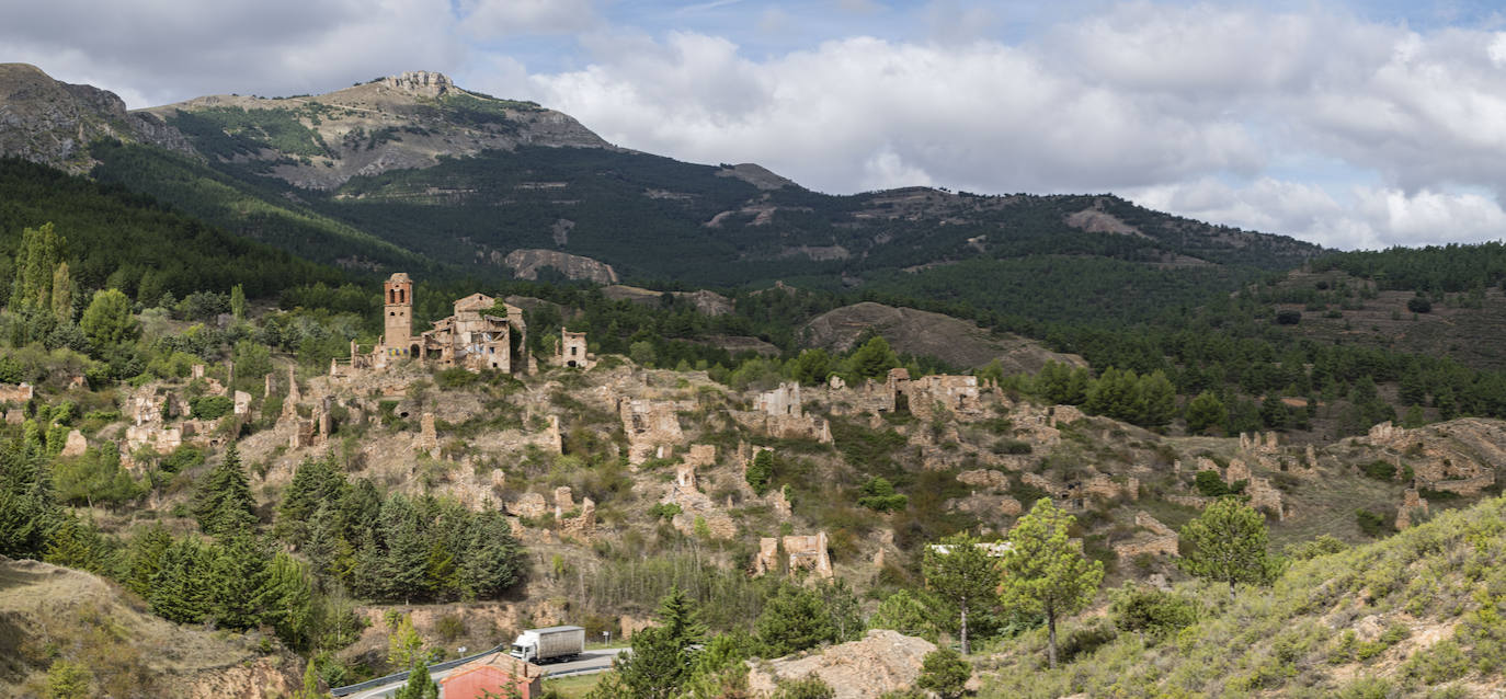 Turruncún, La Rioja. Es una aldea que quedó deshabitada en 1975 y pertenece al municipio de Arnedo. Está en la llamada 'Ruta de los dinosaurios' y tiene un área recreativa con barbacoas. El subsuelo del pueblo cuenta con pequeñas despensas y bodeguillas en desuso. 