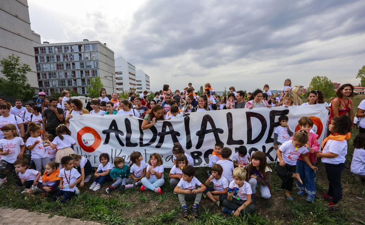 Una protesta de las familias de Aldaialde.