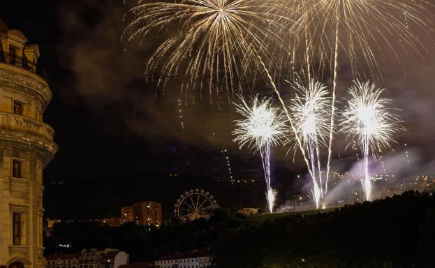 Lanzamiento de un castillo pirotécnico en Aste Nagusia.