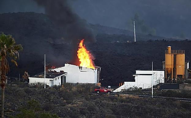 El fuego arrasa la cementera en la zona de Los Llanos. 