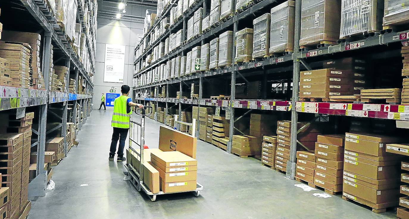 Baldas semivacías. Ikea trabaja para evitar la falta de productos ante la crisis logística que afecta al comercio mundial.