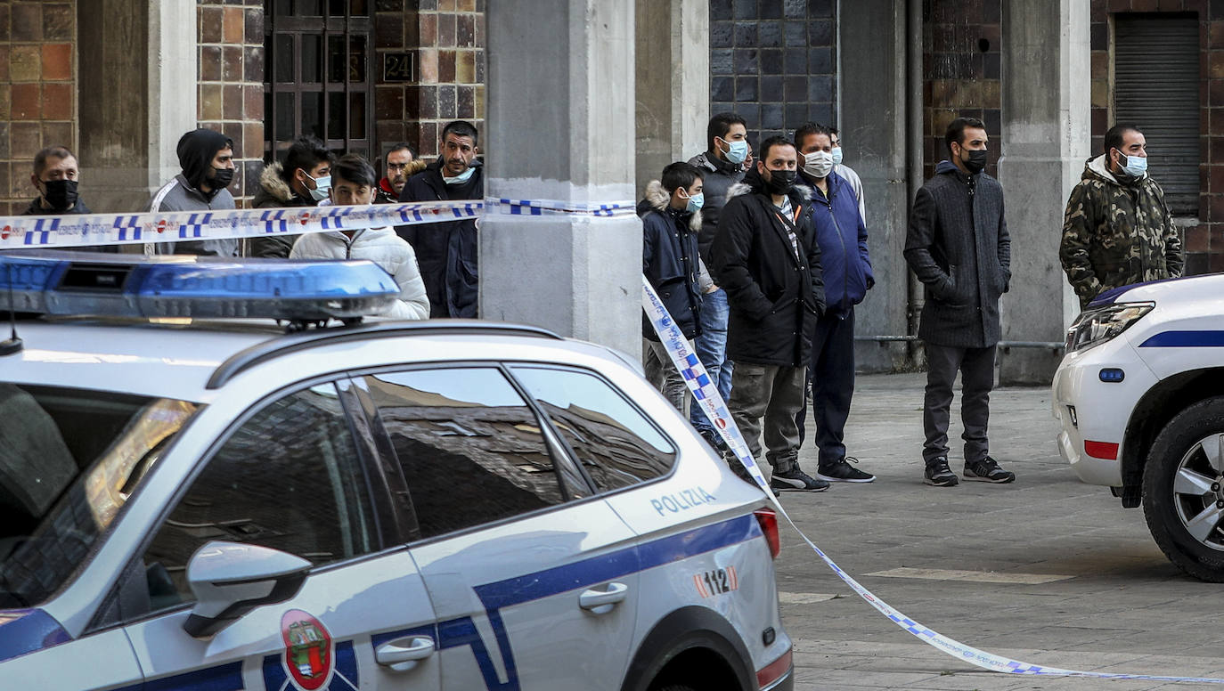 Fotos: Mata a su mujer a cuchilladas delante de sus hijos en Sansomendi