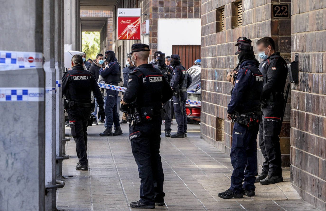 Fotos: Mata a su mujer a cuchilladas delante de sus hijos en Sansomendi