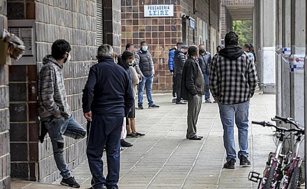 Los familiares, entre lágrimas: «Ya no hacían vida matrimonial. Él no aceptaba la situación»