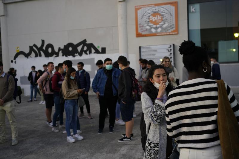 Fotos: Un hombre armado irrumpe en el campus de Leioa de la UPV/EHU