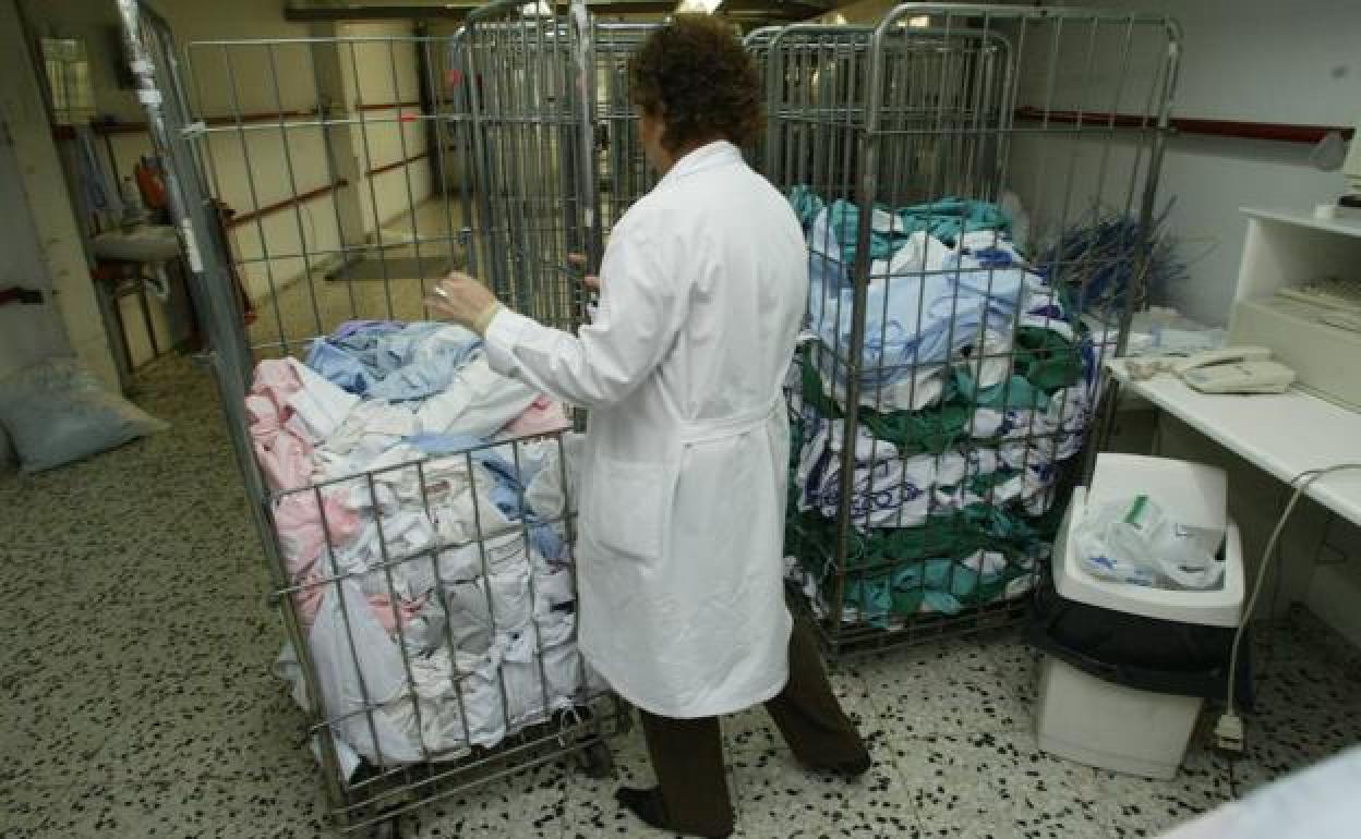 La ropa es uno de los residuos que más recursos absorbe en los hospitales. 