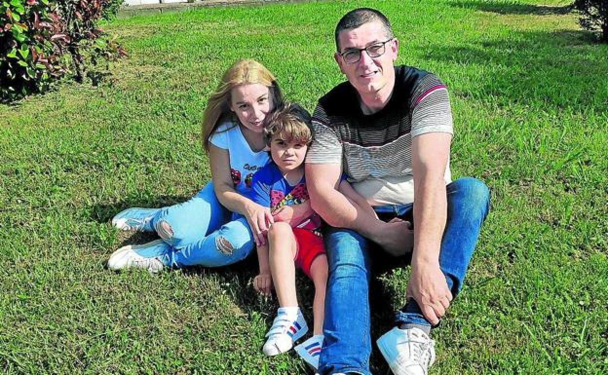 Mónica Vila y Víctor Duro arropan a su hijo Oier, que padece el Síndrome de Phelan McDermid. 