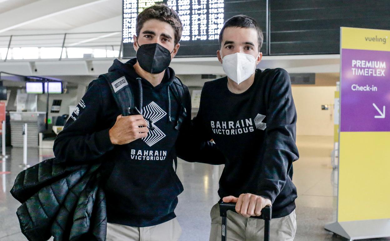 Landa y Pello Bilbao posan en Loiu antes de volar al último Giro. 