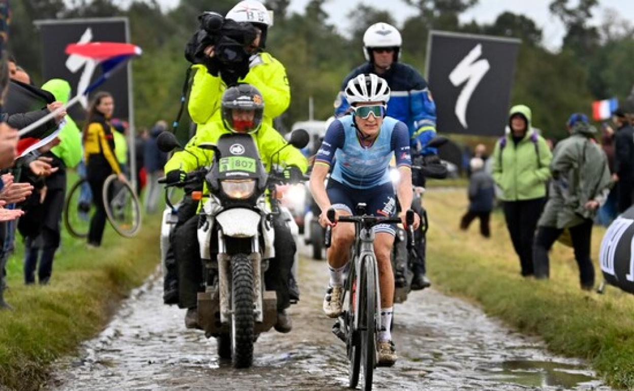 Deignan, durante la París-Roubaix que ganó. 