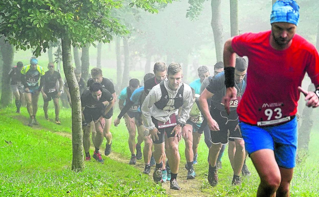 Participantes en la exigente carrera de montaña ascienden uno de las duras cuestas del anillo verde bilbaíno. 