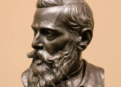 Imagen secundaria 1 - Arriba, detalle del tímpano 'Jesús predicando en la barca' (Iglesia de Mar de Plata, Argentina). Debajo, 'Autorretrato', ya moduro con su barba y bigote característicos; y ''Euzkadi', obra presentada a la Exposición Internacional de Barcelona de 1907.