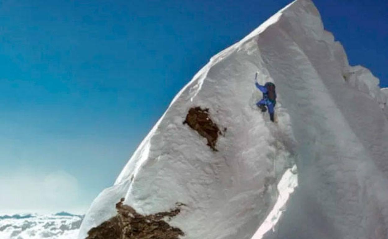 Dougal Haston Hillary Step eskalatzen, Everesteko gailurrera iritsi aurreko azken zailtasun teknikoa.