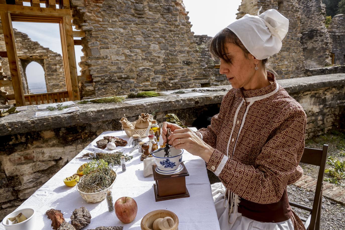 Izaskun Sánchez con vestimenta de la época en su particular mesa de mezclas.